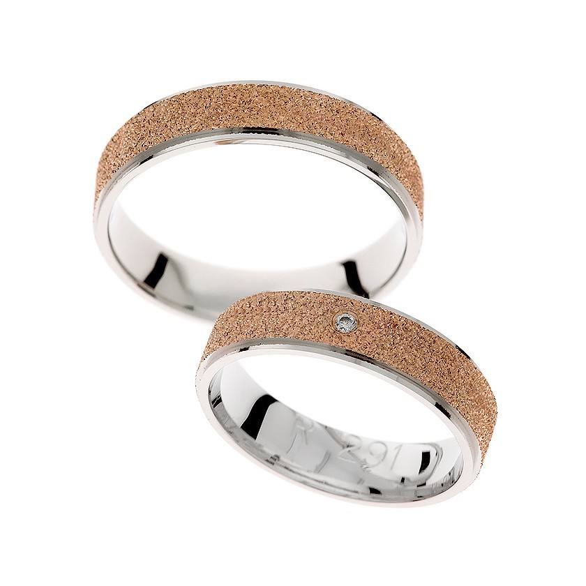 Textured Rose Gold Matching Bands with Diamond Accent: Elegant Sophistication