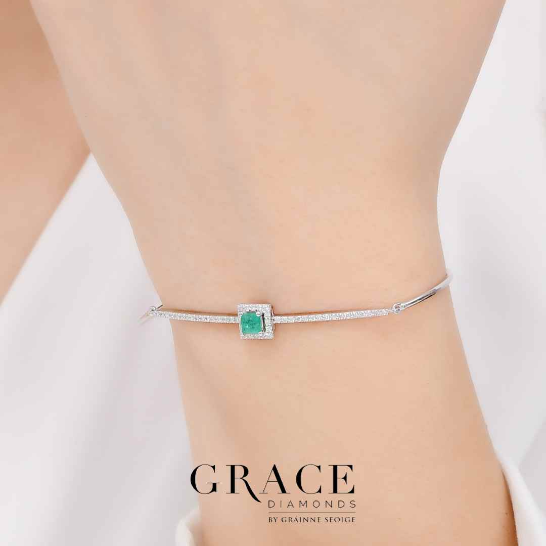 18kt White Gold Bracelet with Round Cut Emerald and Round Brilliant Cut Diamonds