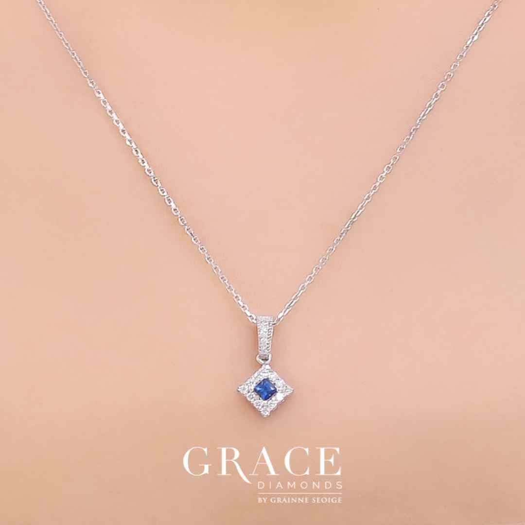 18kt White Gold Pendant with Round Cut Sapphire and Diamond Halo